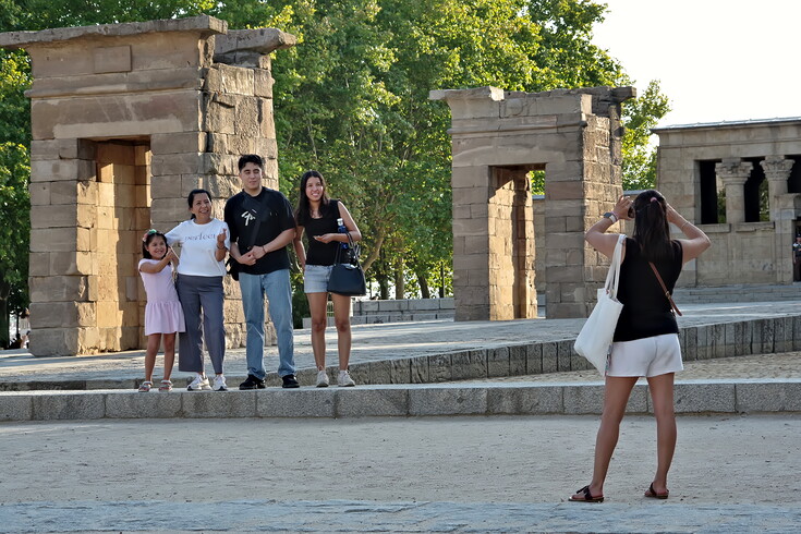 Lidé u chrámu Debod