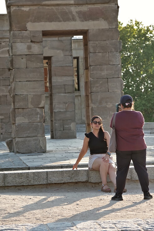 Lidé u chrámu Debod