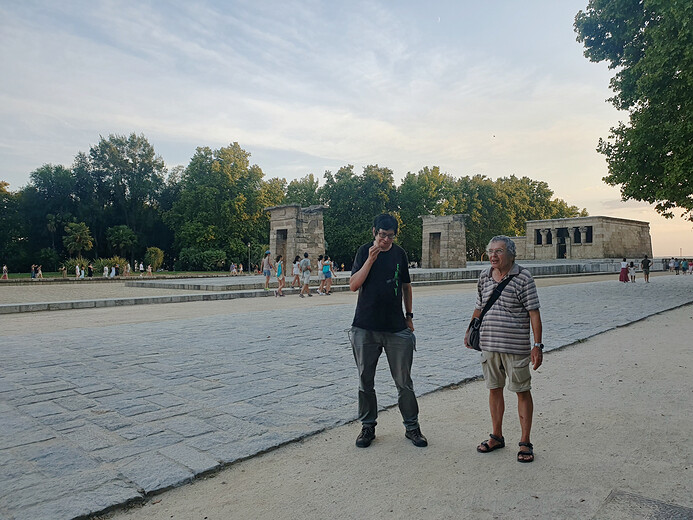 Lidé u chrámu Debod