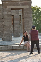 Lidé u chrámu Debod