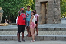 Lidé u chrámu Debod