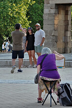 Lidé u chrámu Debod