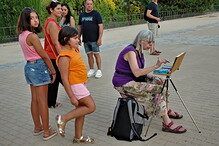 Lidé u chrámu Debod